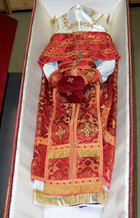 24-Мощи иерея Константина Жданова после переоблачения. Фото 28 декабря 2010 года